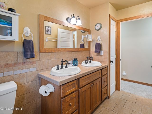 10 S Viking Dr, Selah, WA 98942