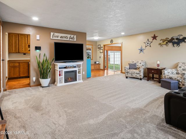 10 S Viking Dr, Selah, WA 98942