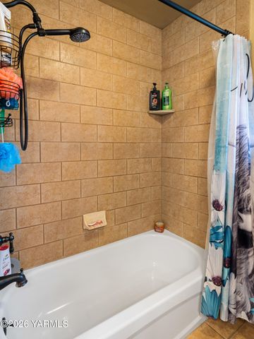 10 S Viking Dr, Selah, WA 98942