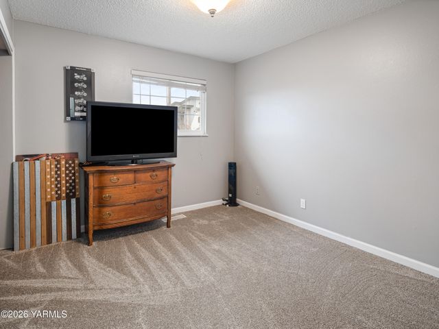 10 S Viking Dr, Selah, WA 98942