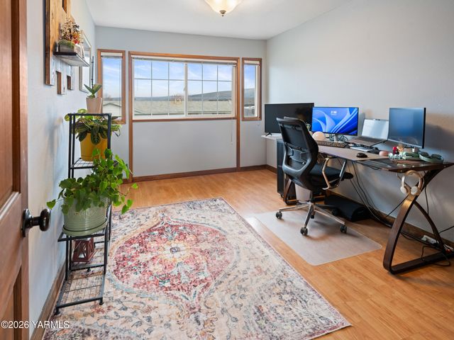 10 S Viking Dr, Selah, WA 98942