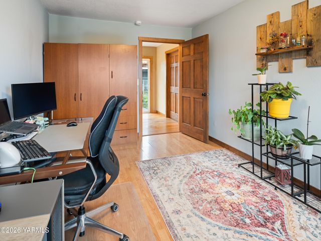 10 S Viking Dr, Selah, WA 98942