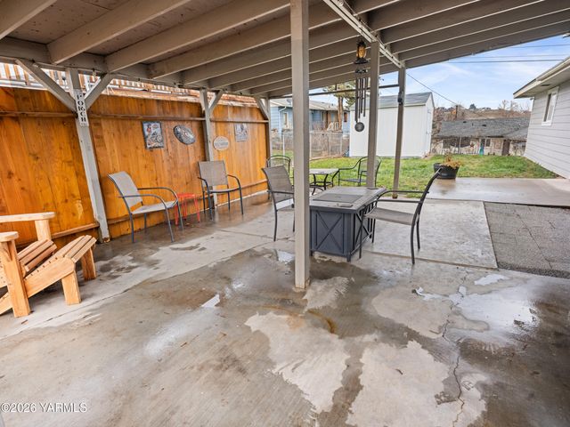 10 S Viking Dr, Selah, WA 98942