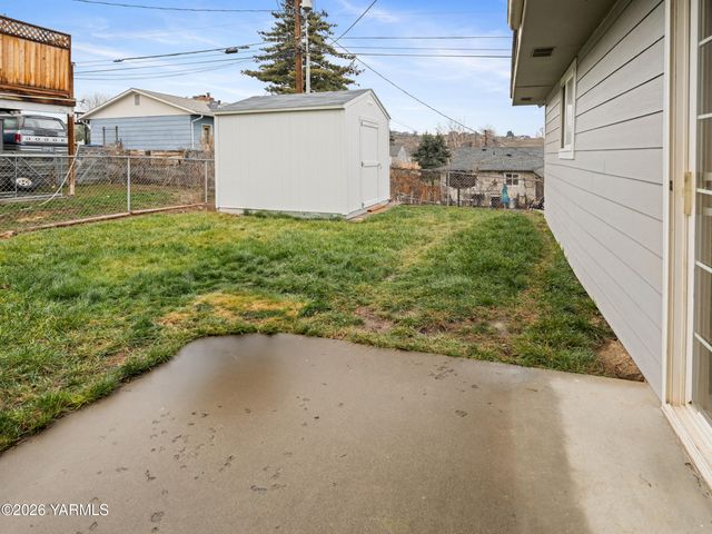 10 S Viking Dr, Selah, WA 98942