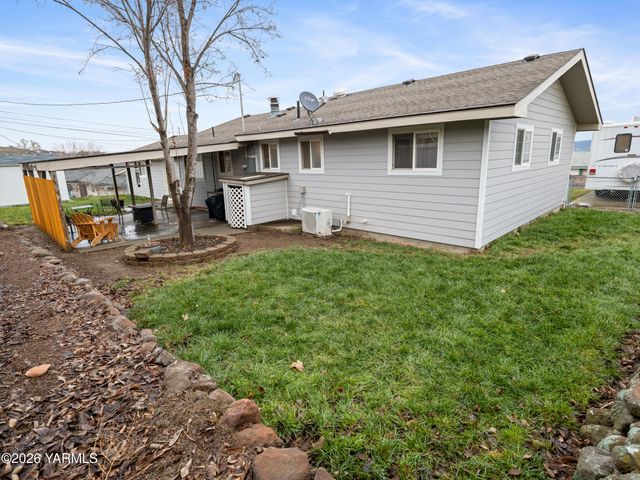 10 S Viking Dr, Selah, WA 98942