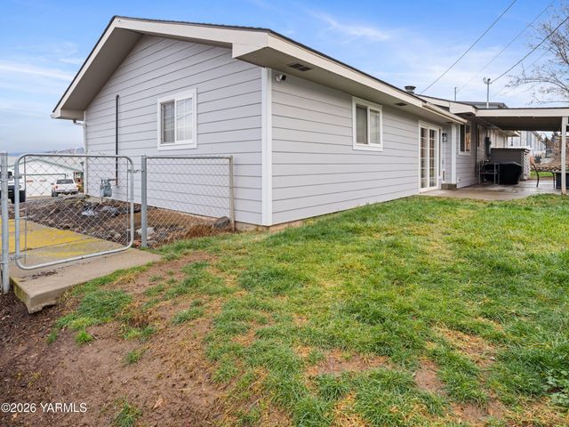 10 S Viking Dr, Selah, WA 98942