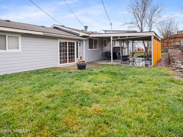 10 S Viking Dr, Selah, WA 98942