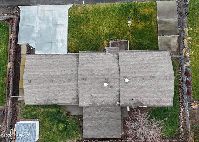 10 S Viking Dr, Selah, WA 98942