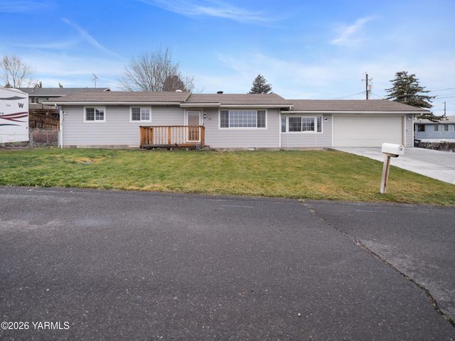 10 S Viking Dr, Selah, WA 98942