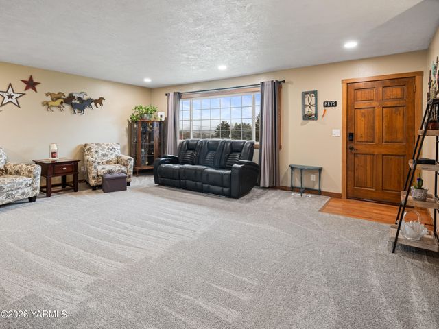 10 S Viking Dr, Selah, WA 98942