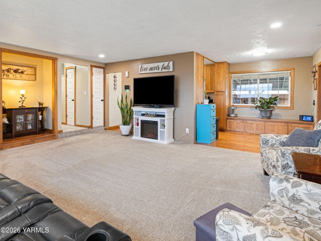 10 S Viking Dr, Selah, WA 98942