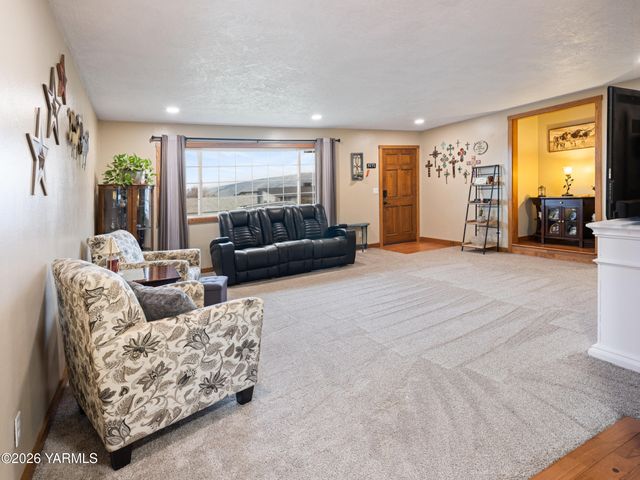 10 S Viking Dr, Selah, WA 98942