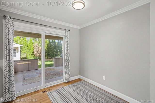 633 Rewold Drive, Rochester, MI 48307