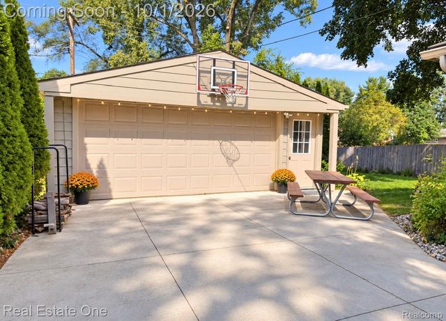 633 Rewold Drive, Rochester, MI 48307