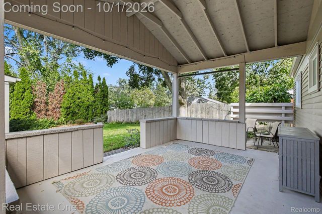 633 Rewold Drive, Rochester, MI 48307