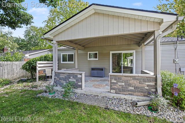 633 Rewold Drive, Rochester, MI 48307