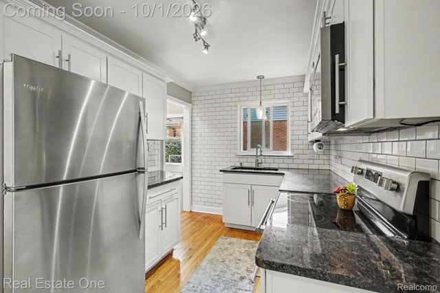 633 Rewold Drive, Rochester, MI 48307