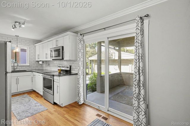 633 Rewold Drive, Rochester, MI 48307