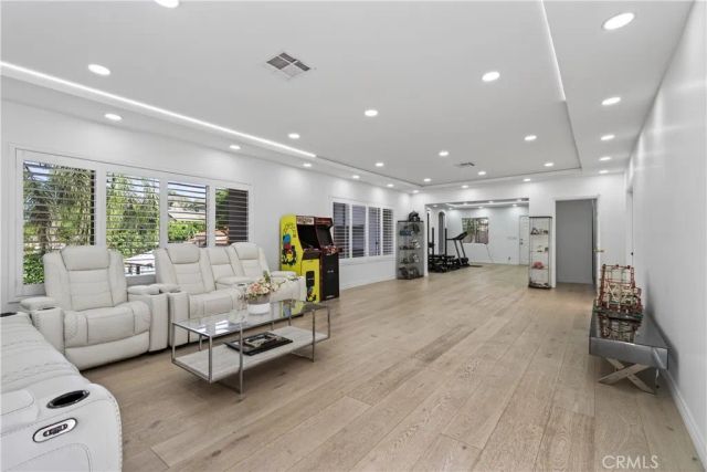 9735 Baden, Chatsworth, CA 91311