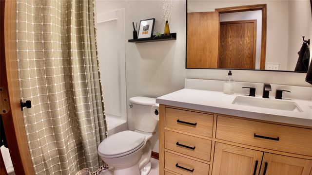 2100 NW 144th Street, Clive, IA 50325
