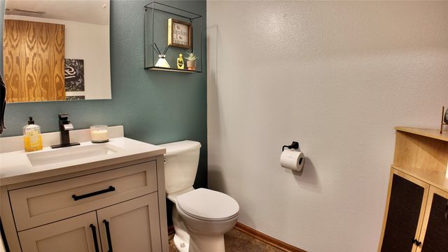 2100 NW 144th Street, Clive, IA 50325