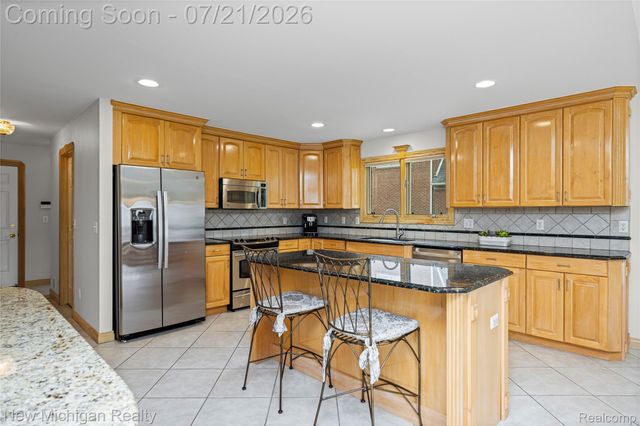 49787 Lakebridge Drive, Shelby Charter Township, MI 48315