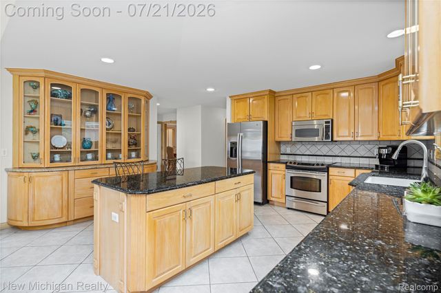49787 Lakebridge Drive, Shelby Charter Township, MI 48315