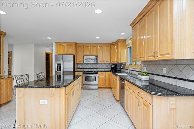 49787 Lakebridge Drive, Shelby Charter Township, MI 48315