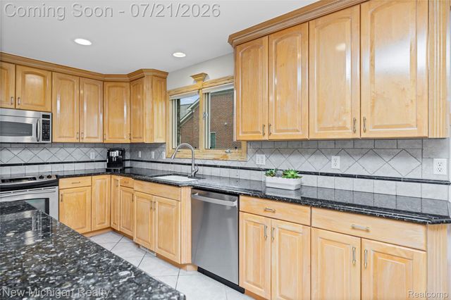 49787 Lakebridge Drive, Shelby Charter Township, MI 48315
