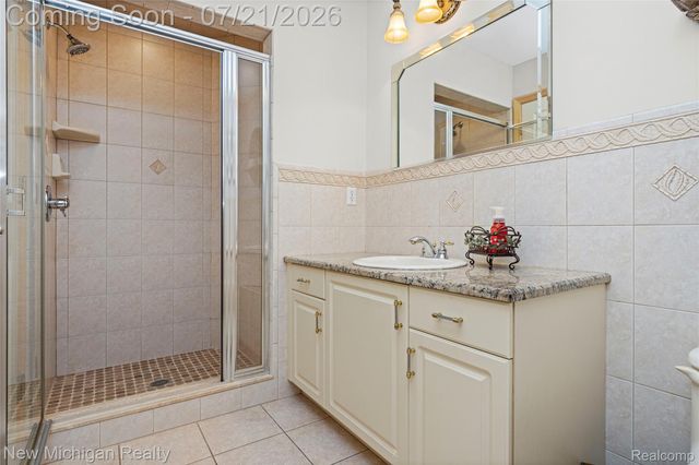 49787 Lakebridge Drive, Shelby Charter Township, MI 48315