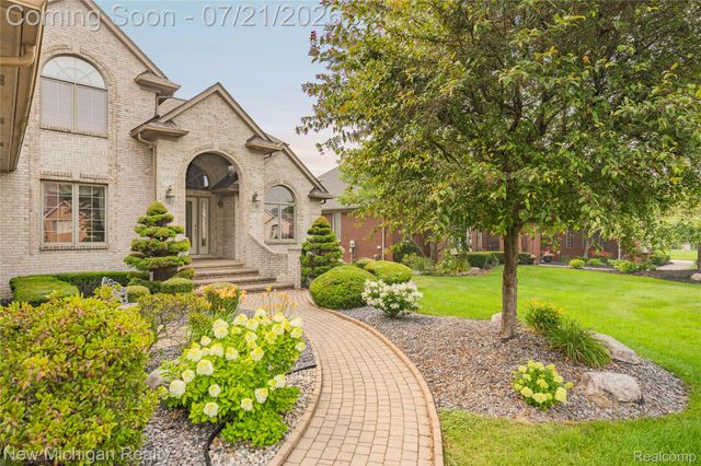 49787 Lakebridge Drive, Shelby Charter Township, MI 48315
