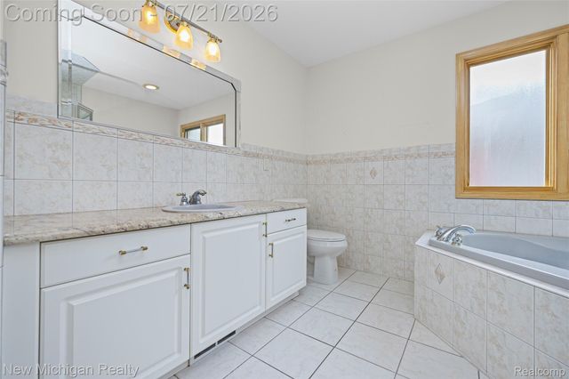 49787 Lakebridge Drive, Shelby Charter Township, MI 48315