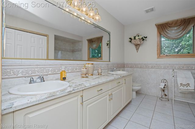 49787 Lakebridge Drive, Shelby Charter Township, MI 48315