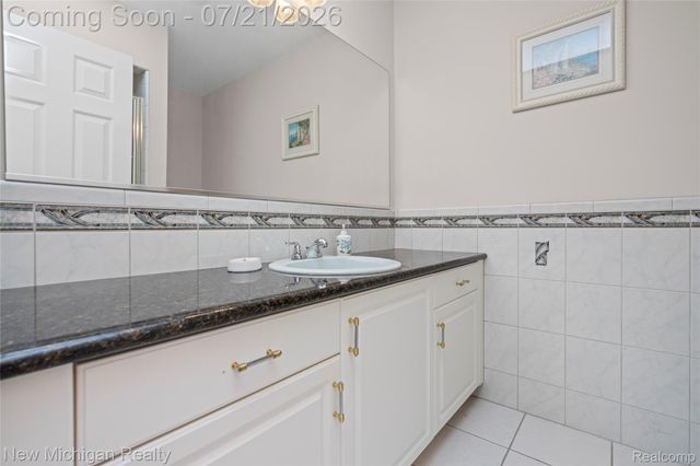 49787 Lakebridge Drive, Shelby Charter Township, MI 48315