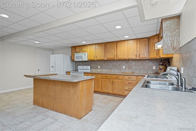 49787 Lakebridge Drive, Shelby Charter Township, MI 48315