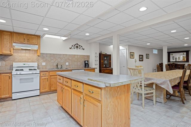 49787 Lakebridge Drive, Shelby Charter Township, MI 48315