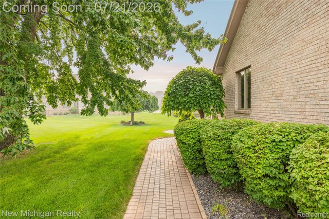 49787 Lakebridge Drive, Shelby Charter Township, MI 48315