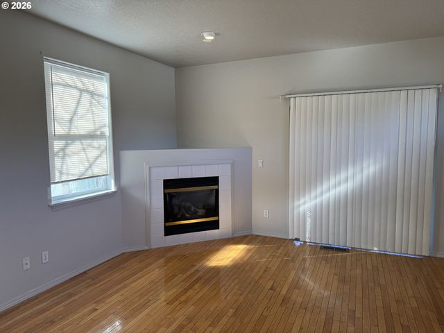 9143 Se PINE St, Portland, OR 97216