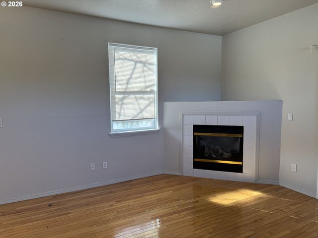 9143 Se PINE St, Portland, OR 97216