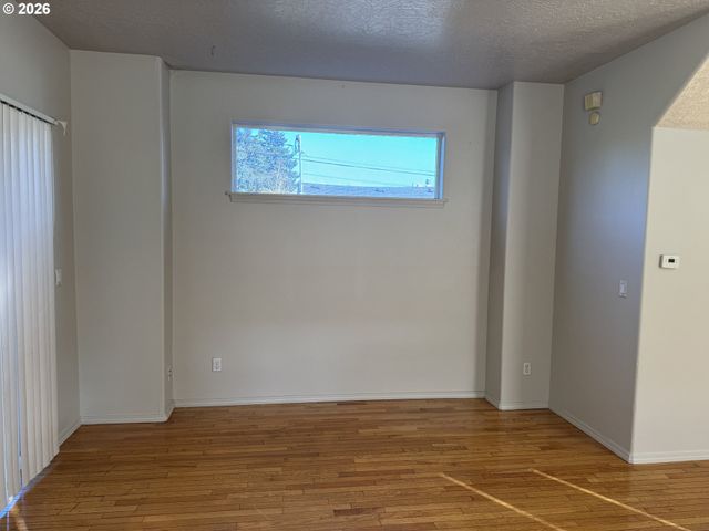 9143 Se PINE St, Portland, OR 97216