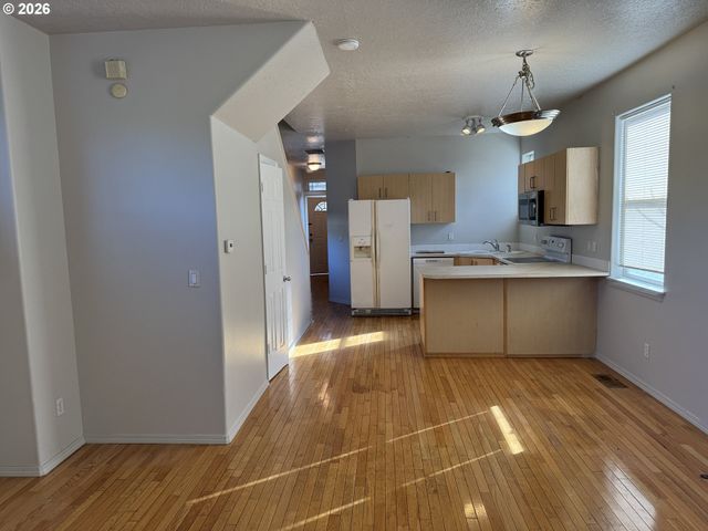 9143 Se PINE St, Portland, OR 97216