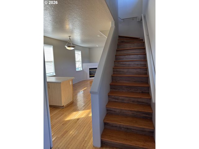 9143 Se PINE St, Portland, OR 97216