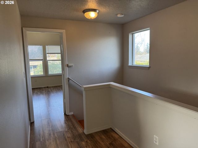 9143 Se PINE St, Portland, OR 97216