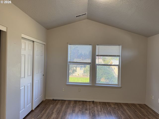 9143 Se PINE St, Portland, OR 97216