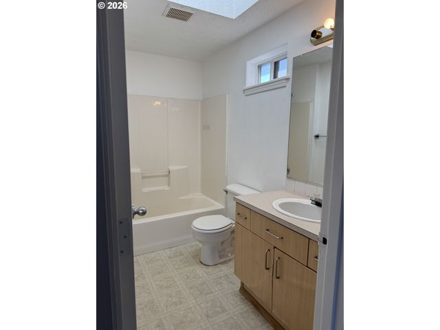 9143 Se PINE St, Portland, OR 97216