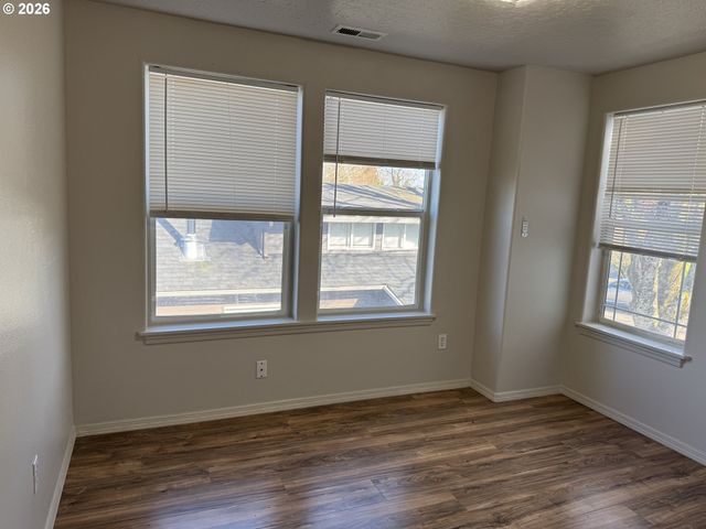 9143 Se PINE St, Portland, OR 97216