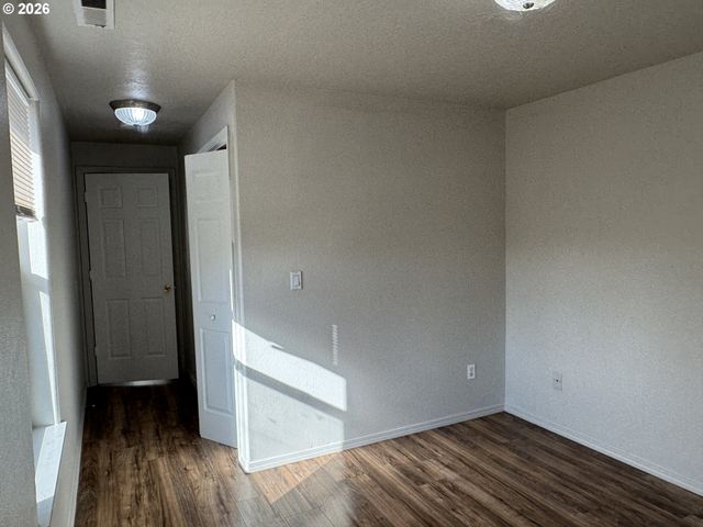 9143 Se PINE St, Portland, OR 97216