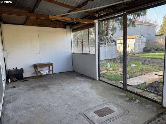 9143 Se PINE St, Portland, OR 97216