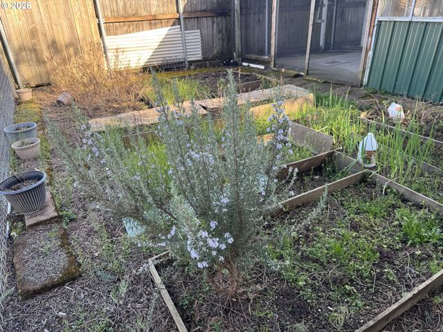 9143 Se PINE St, Portland, OR 97216