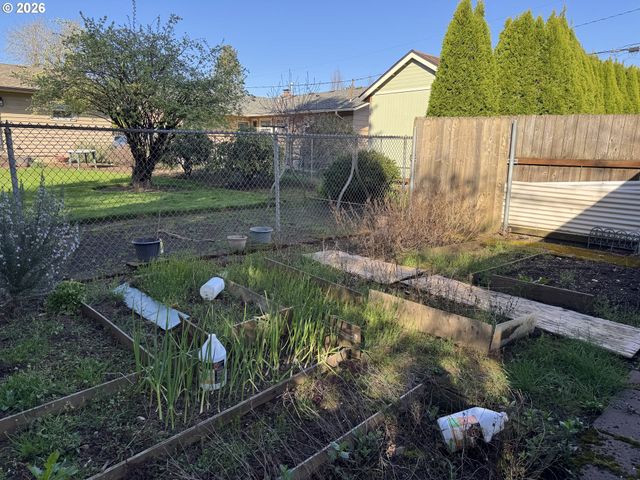 9143 Se PINE St, Portland, OR 97216